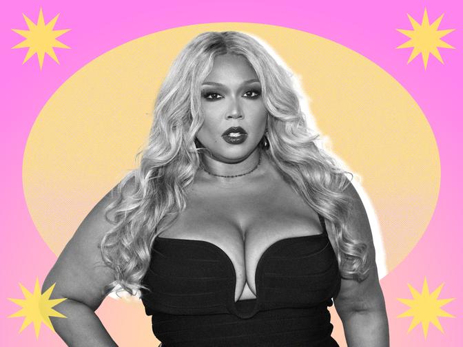 Lizzo steht mit Arm an der Hüfte und sieht direkt in die Kamera.