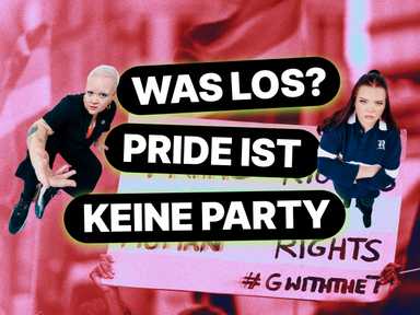 Maria und Mimi mit der Überschrift "Was los? Pride ist keine Party" im Hintergrund ein Bild von einer Pride Demonstration mit einem Trans-Rights Schild.