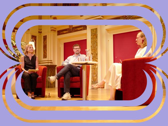 Ein Foto der Podcastaufnahme mit Traumatherapeutin Regina Lackner.