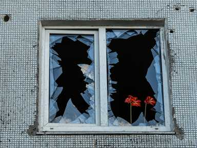 Ein zerbrochenes Fenster in der Ukraine.