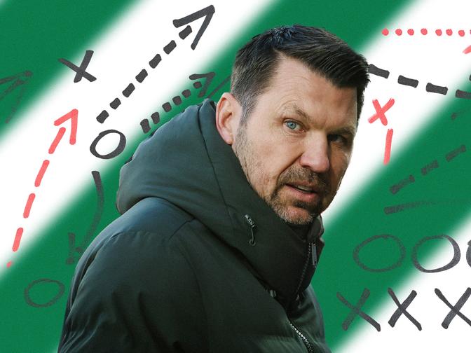 Rapid-Sportchef Markus Katzer steht vor einem grünen Hintergrund mit Fußballstrategie-Skizzen in Schwarz, Rot und Weiß.