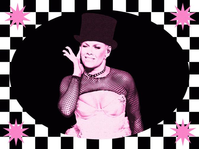 Künstlerin P!nk vor einem Schachbrettmuster-Hintergrund mit rosa Sternen.