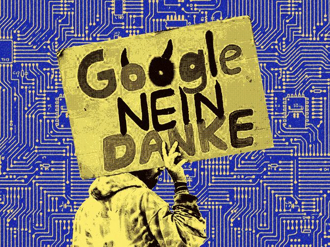 Person hält ein Schild mit der Aufschrift "Google Nein Danke" vor einem Hintergrund mit Schaltkreis-Muster.