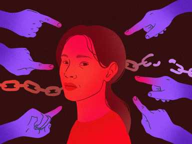 Illustration einer Frau in Rot, umgeben von Händen, die auf sie zeigen, mit zerbrochenen Ketten im Hintergrund, die psychische Gewalt und die Befreiung davon symbolisieren.