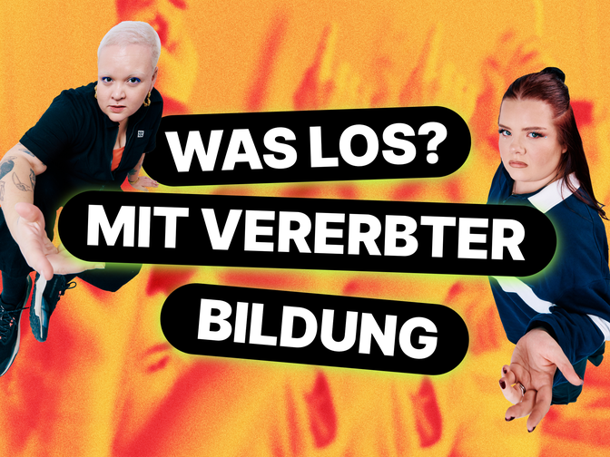 Mimi und Maria posieren vor einem orangen, gelben Hintergrund, der aufzeigende Schüler:innen zeigt, mit dem Text: "Was los? Mit vererbter Bildung".