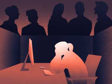 Person am Schreibtisch, allein vor Computer, umgeben von dunklen Silhouetten im Hintergrund, symbolisiert Isolation und Mobbing.