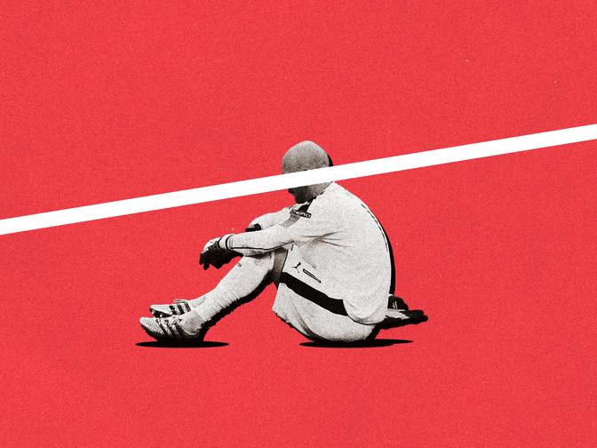 Fußballspieler in weißem Trikot sitzt nachdenklich vor rotem Hintergrund, durchzogen von einer diagonalen weißen Linie.