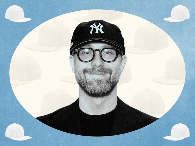 Ein Mann mit Brille und Bart, trägt eine schwarze Mütze mit einem "NY"-Logo, vor einem Hintergrund mit weißen Mützenabbildungen.