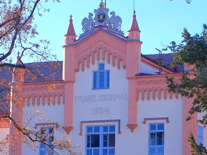 Ein Foto der Schule mit dem Schriftzug "Franz Joseph I. 1854."