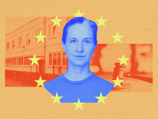 Porträt einer Person vor einem Abschiedezentrum und einem Richterhammer, umgeben von gelben Sternen auf einem braun-orangefarbenen Hintergrund.