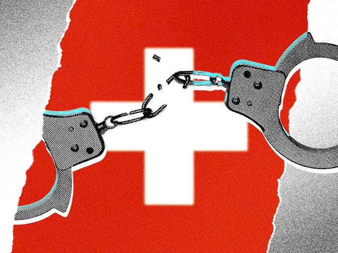 Zerbrochene Handschellen vor Schweiz Flagge