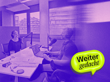 Petra und Mathias im Podcaststudio hinter den Mikrophonen, darüber das Logo des Podcasts "Weiter gedacht"