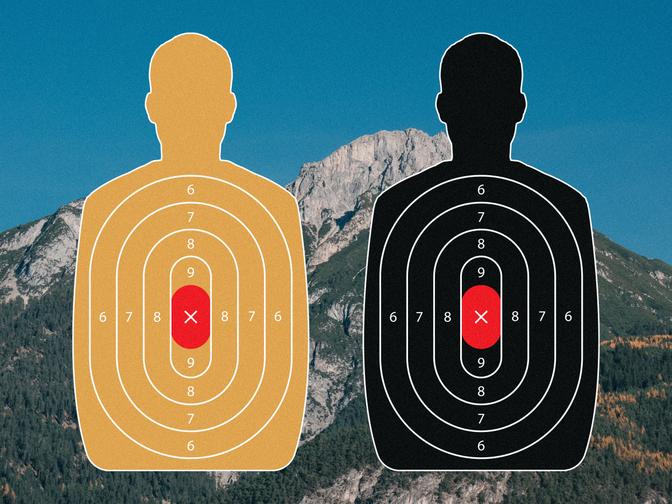 Zwei Silhouetten-Schießscheiben vor einer Berglandschaft unter strahlend blauem Himmel.