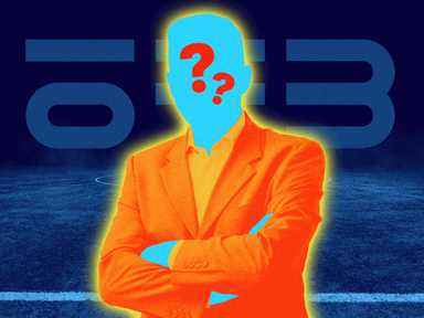 Silhouette einer Person im Anzug mit Fragezeichen auf dem Gesicht, vor einem Fußballfeld und großen Zahlen im Hintergrund, in kontrastierenden Farben.