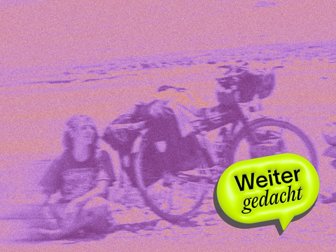 Ein Foto von einer Frau mit ihrem Fahrrad, darüber das Logo vom Podcast "Weiter gedacht"