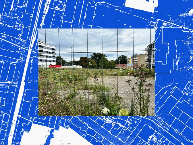 Leeres Grundstück mit überwucherndem Unkraut hinter einem Maschendrahtzaun, umgeben von städtischen Gebäuden, vor einem blauen Kartenhintergrund.