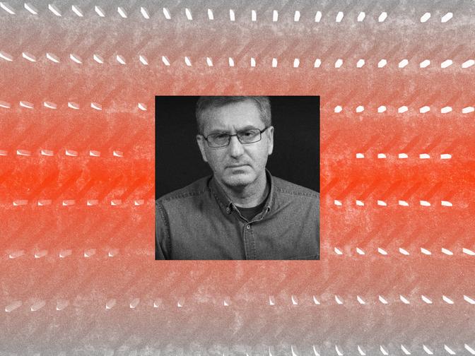 Porträt eines Mannes mit Brille vor einem abstrakten, rot-grauen Hintergrund mit gestreuter Punktmusterung.