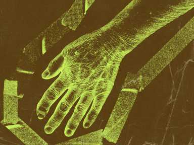 Ein digital bearbeitetes Bild einer ausgestreckten Hand einer älteren Frau mit sichtbarer Textur, in leuchtendem Grün vor einem dunklen Hintergrund, umgeben von Klebeband, das einen Tatort symbolisiert.