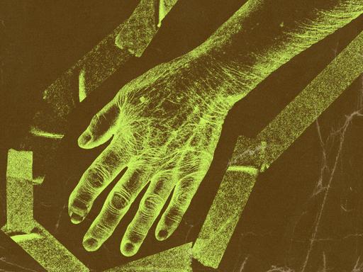 Ein digital bearbeitetes Bild einer ausgestreckten Hand einer älteren Frau mit sichtbarer Textur, in leuchtendem Grün vor einem dunklen Hintergrund, umgeben von Klebeband, das einen Tatort symbolisiert.