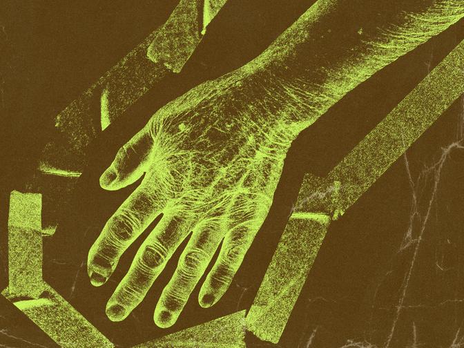 Ein digital bearbeitetes Bild einer ausgestreckten Hand einer älteren Frau mit sichtbarer Textur, in leuchtendem Grün vor einem dunklen Hintergrund, umgeben von Klebeband, das einen Tatort symbolisiert.