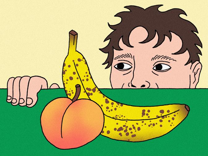 Ein Mann blickt über eine Tischkante auf eine Banane und einen Pfirsich, die äußere Geschlechtsmerkmale und die Objektifizierung eben dieser symbolisieren sollen.