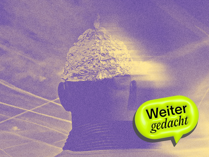 Ein Mann mit einem Alu-Hut, darüber das Logo des Podcasts: "Weiter gedacht"