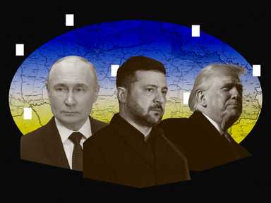 Eine Kollage: Putin, Zelensky und Trump in formeller Kleidung stehen vor einer blau-gelben Karte des Ukrainekriegs..