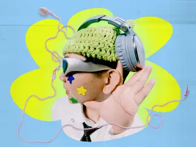 Person mit grüner Mütze, Kopfhörern, Sonnenbrille und bunten Sternenaufklebern im Gesicht vor blau-grünem Hintergrund.