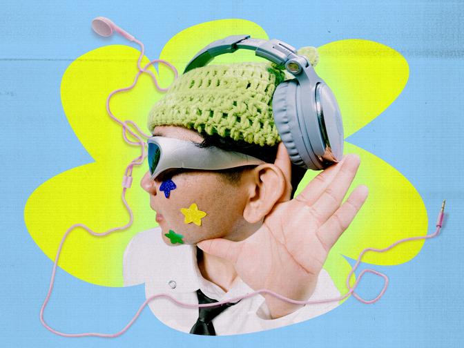 Person mit grüner Mütze, Kopfhörern, Sonnenbrille und bunten Sternenaufklebern im Gesicht vor blau-grünem Hintergrund.