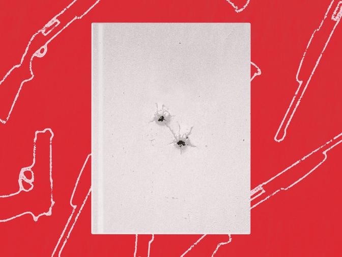 Weißes Buch mit zwei Einschusslöchern auf rotem Hintergrund, darauf weiße Umrisse von Waffen.