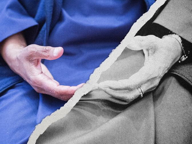 Zwei Hände in meditativer Geste; eine in Farbe mit blauem Hintergrund, die andere in Schwarzweiß mit hohem Kontrast.