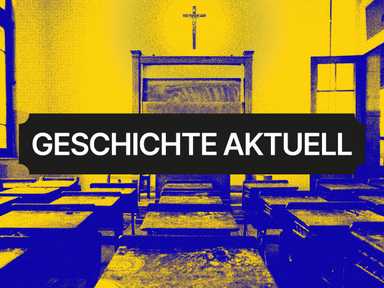 Gelbes Klassenzimmer mit Holzbänken, Tafel und Kreuz; darüber der Text "GESCHICHTE AKTUELL" in schwarzen Balken.