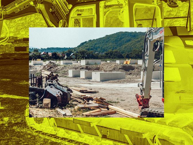Baustelle mit Bagger, Baumaterialien und Betonfundamenten vor bewaldeten Hügeln im Hintergrund, künstlerischer gelber Overlay-Effekt.