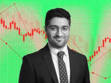 Ein Portrait von Mahdi Ghodsi vor einer absteigenden Grafik im Hintergrund.