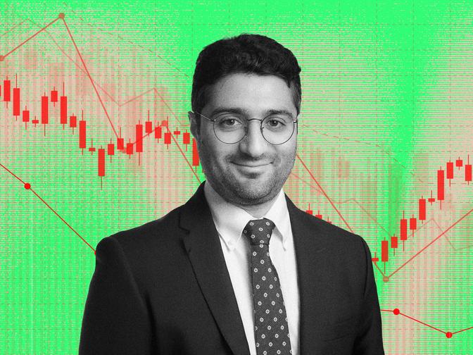 Ein Portrait von Mahdi Ghodsi vor einer absteigenden Grafik im Hintergrund.