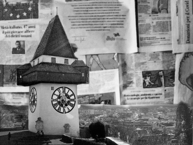 Schwarz-weiße Collage des Grazer Uhrturms, überlagert von Zeitungsausschnitten und einer Stadtsilhouette im Hintergrund