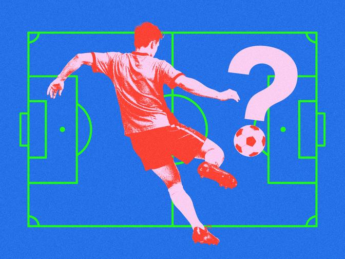 Ein junger Fußballer, der ein Fragezeichen kickt.