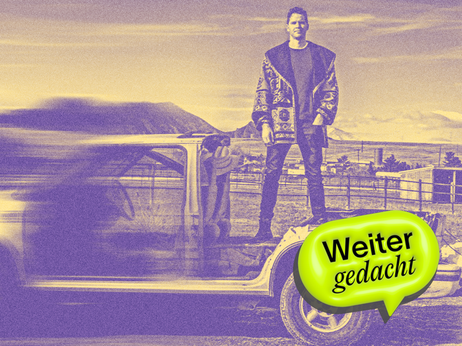 Ein Mann auf einem Pickuptruck darüber das Logo des Podcasts "Weiter gedacht".