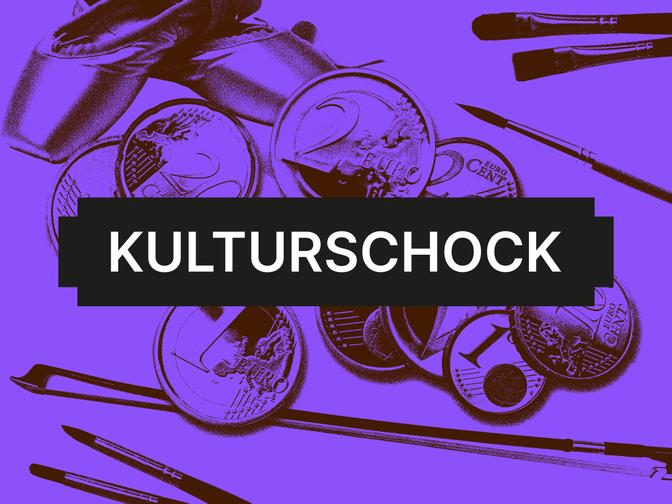 Ballettschuhe, Euro-Münzen und Pinsel auf violettem Hintergrund mit dem Schriftzug „KULTURSCHOCK“ in schwarzer Blockschrift.