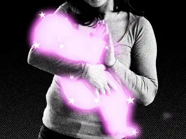 Eine Frau hält ein Baby, das von einem rosa Licht und Sternen umgeben ist, auf einem schwarz-weißen Hintergrund.