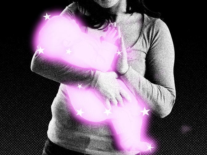 Eine Frau hält ein Baby, das von einem rosa Licht und Sternen umgeben ist, auf einem schwarz-weißen Hintergrund.