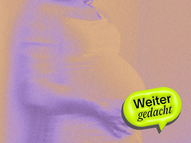 Ein Bild einer Schwangeren, die ihren Bauch hält, darüber das Logo des Podcasts "Weiter gedacht"