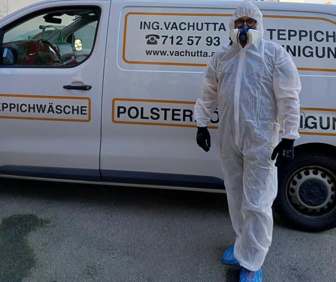 Ein Tatortreiniger, bevor er zu seinem Arbeitsplatz fährt.