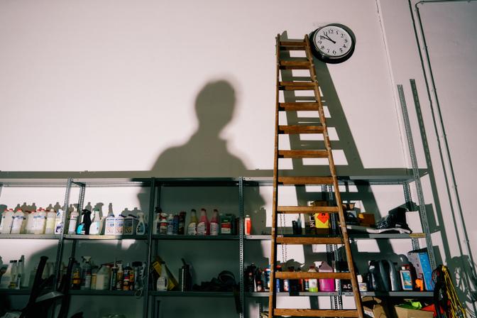 Reinigungsmittel in der Halle des Tatortreinigers Peter Vachutta in Wien.