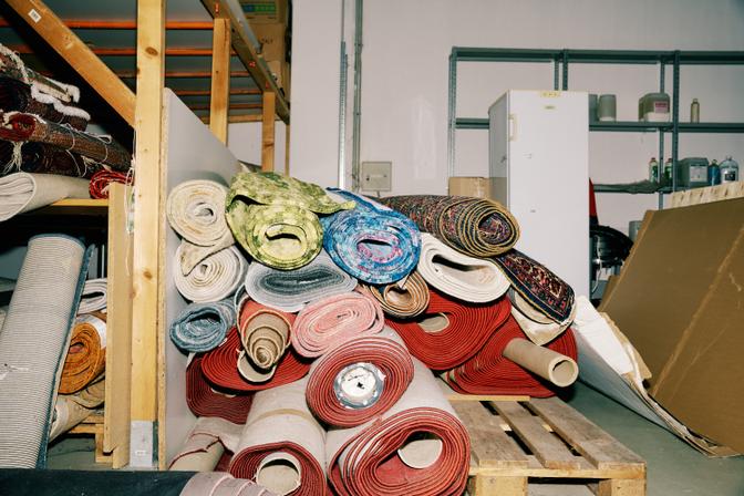 Teppiche von Menschen, die spurlos verschwunden sind, in der Halle der Reinigungsfirma Vachutta.