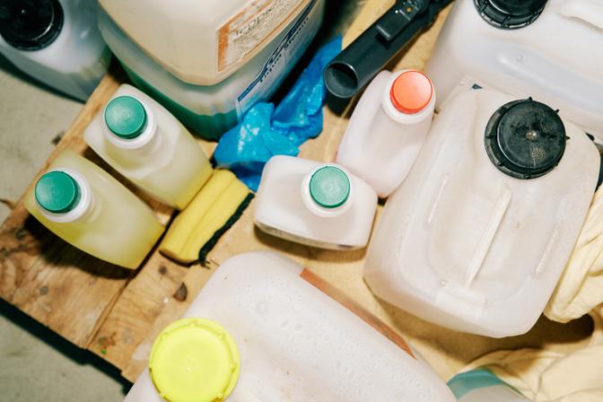 Reinigungsmittel in der Halle des Tatortreinigers Peter Vachutta in Wien.