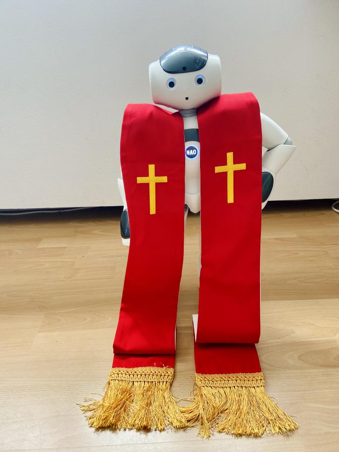Religiöser Roboter mit Schal mit Kreuzen