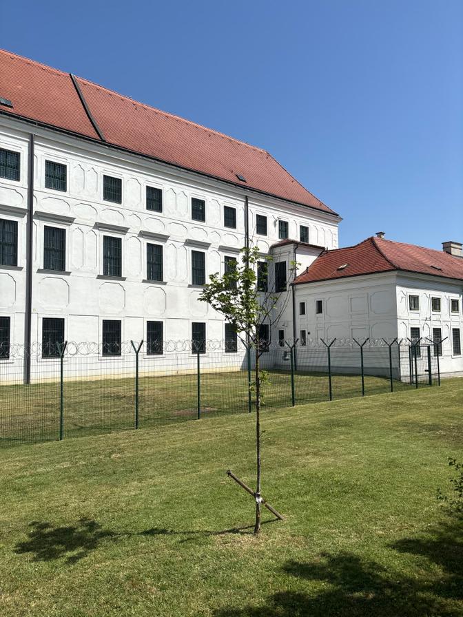 Foto der Jugendstrafanstalt von außen