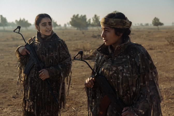 AL HASAKAH, SYRIEN – 25. DEZEMBER: YPJ-Kämpferinnen warten darauf, dass sie an der Reihe sind, um in einem abgelegenen Trainingslager am 25. Dezember 2024 in Al-Hasakah, Syrien, verschiedene Waffen abzuschießen. Kurdische Kämpferinnen verstärken ihre Reihen an der Front und anderswo im Kampf gegen den Islamischen Staat und türkisch unterstützte Militante im Nordosten Syriens. YPJ- und YPG-Kämpferinnen erhalten mehrere Wochen lang eine intensive Waffen- und Ideologieausbildung, bevor sie ihren Einsatz beginnen.