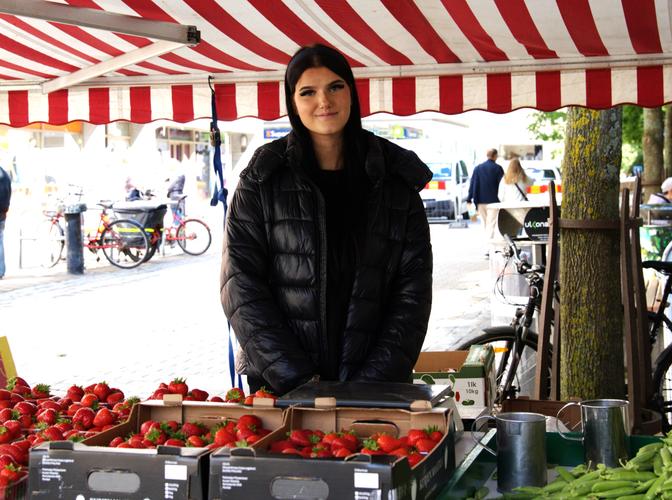 Schülerin Sofia am Markt in Tampere, Finnland